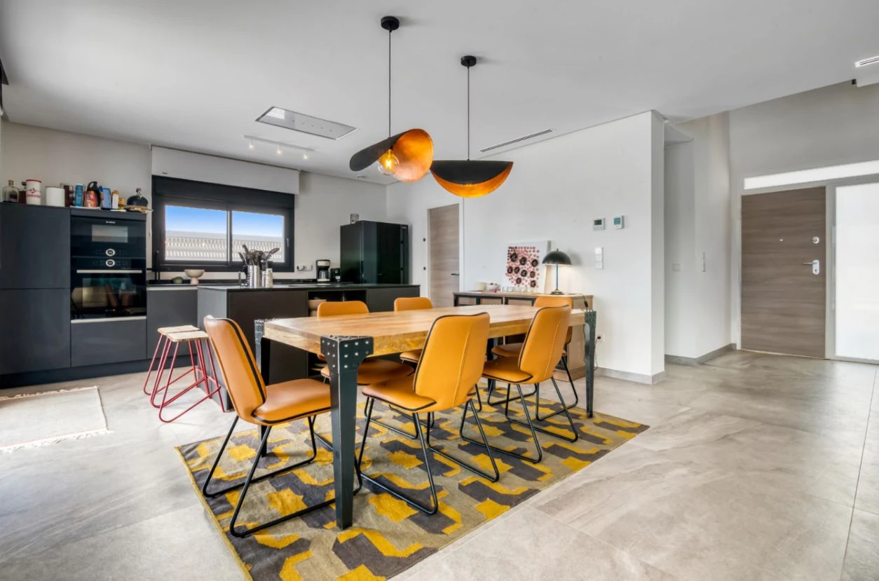 Villa moderna en venta en Dénia con piscina privada, parcela llana y vistas al Montgó