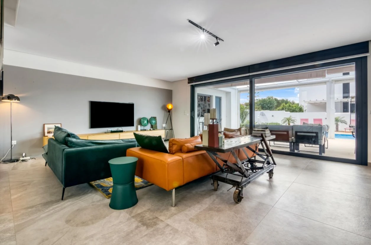 Villa moderna en venta en Dénia con piscina privada, parcela llana y vistas al Montgó