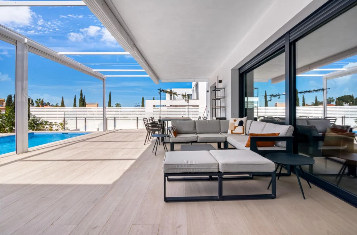 Villa moderna en venta en Dénia con piscina privada, parcela llana y vistas al Montgó