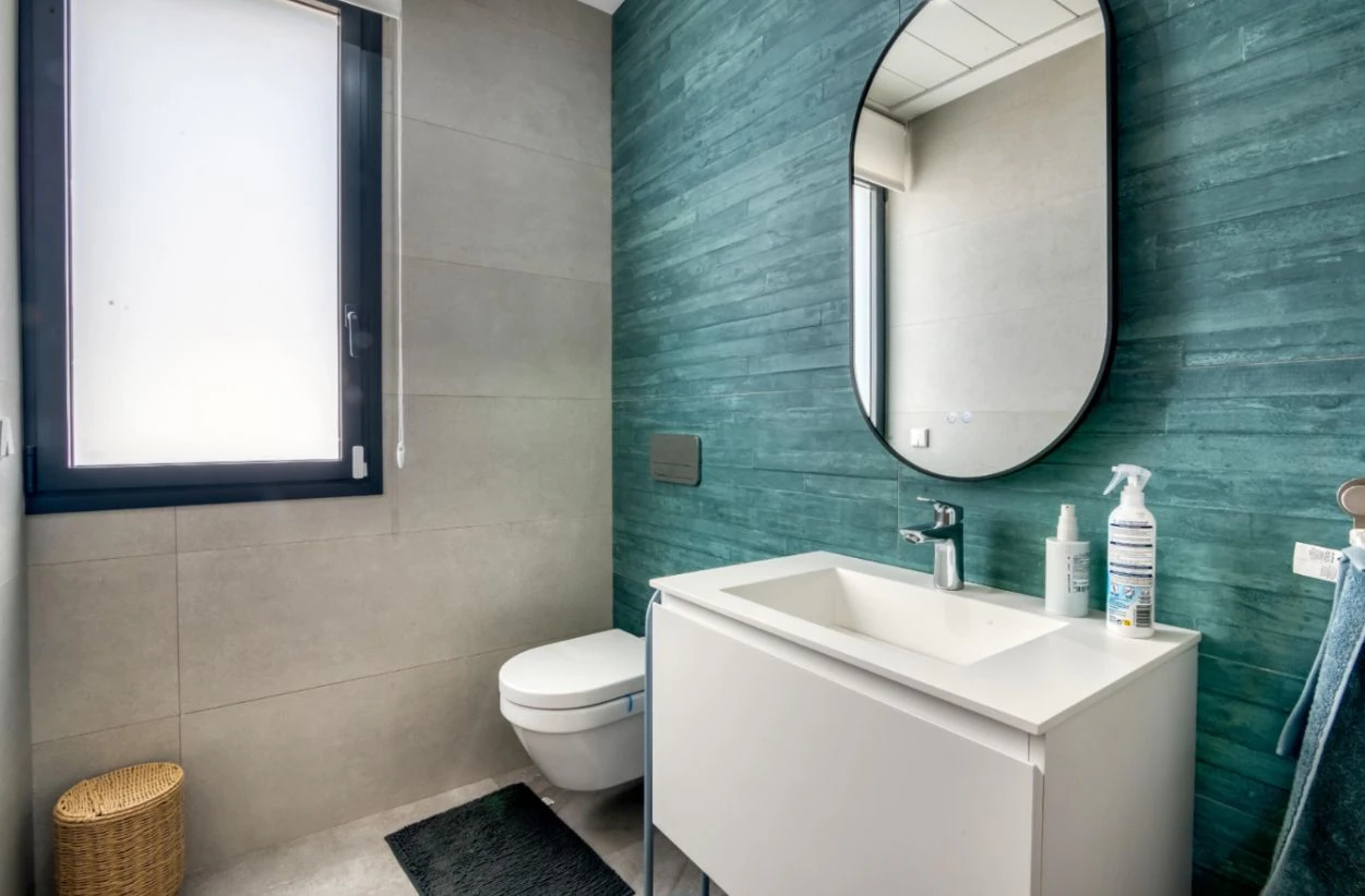 Villa moderna en venta en Dénia con piscina privada, parcela llana y vistas al Montgó