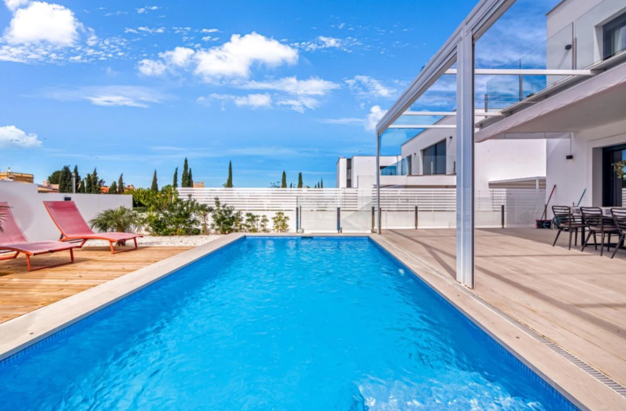 Villa moderna en venta en Dénia con piscina privada, parcela llana y vistas al Montgó