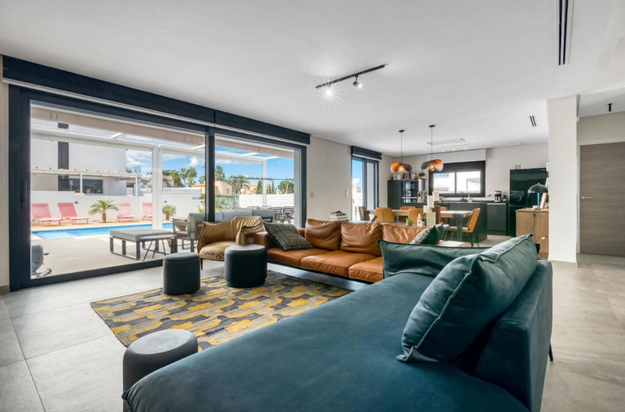 Villa moderna en venta en Dénia con piscina privada, parcela llana y vistas al Montgó