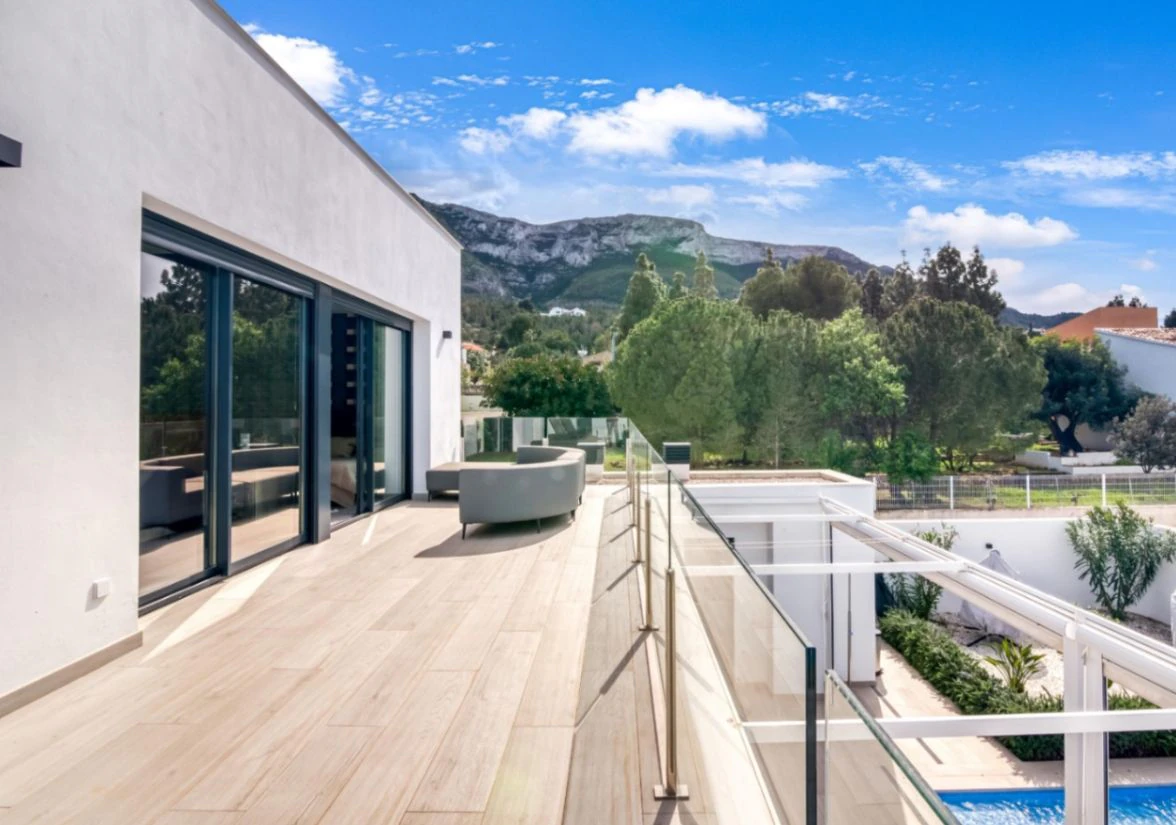 Villa moderna en venta en Dénia con piscina privada, parcela llana y vistas al Montgó