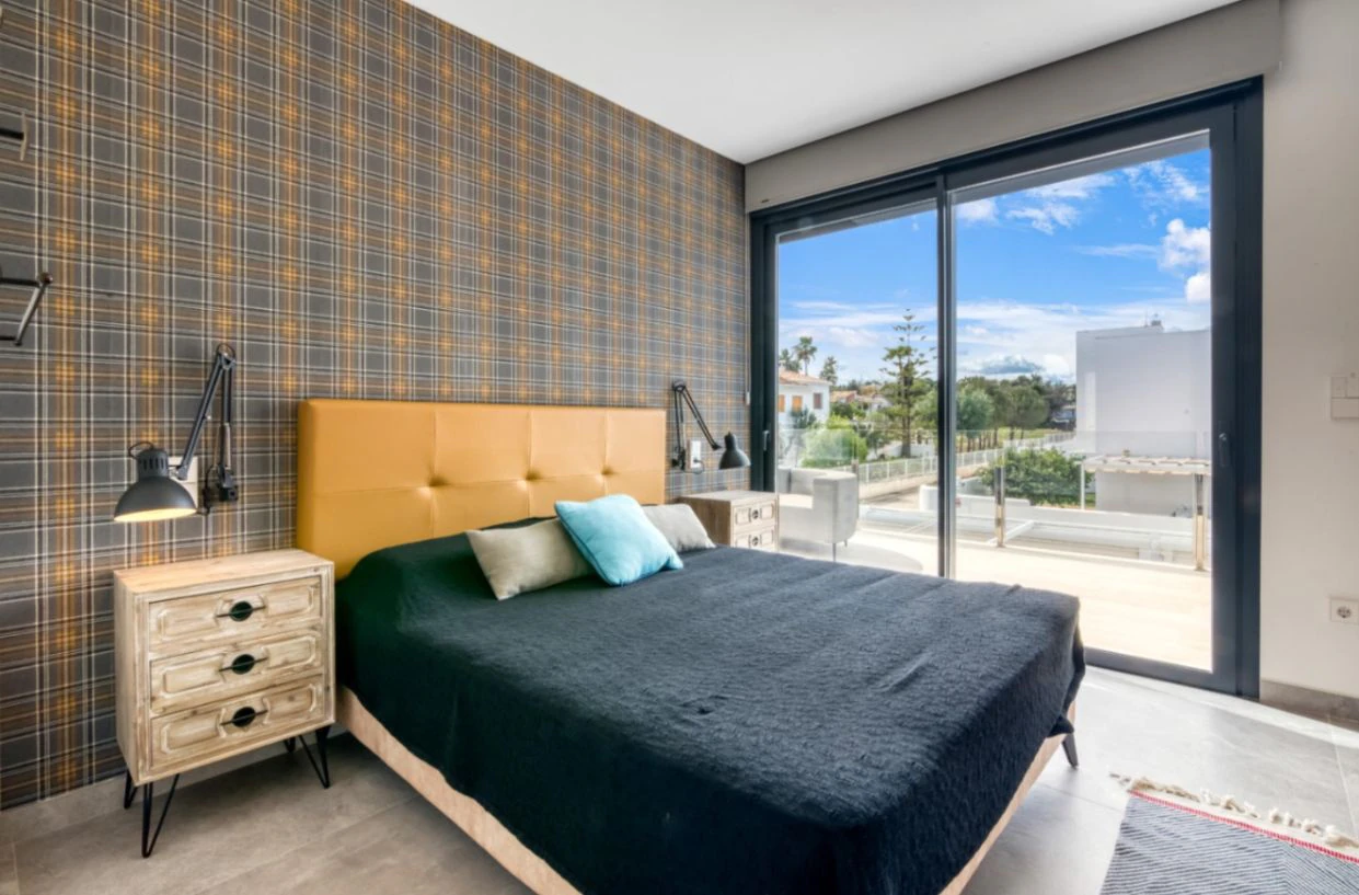 Villa moderna en venta en Dénia con piscina privada, parcela llana y vistas al Montgó