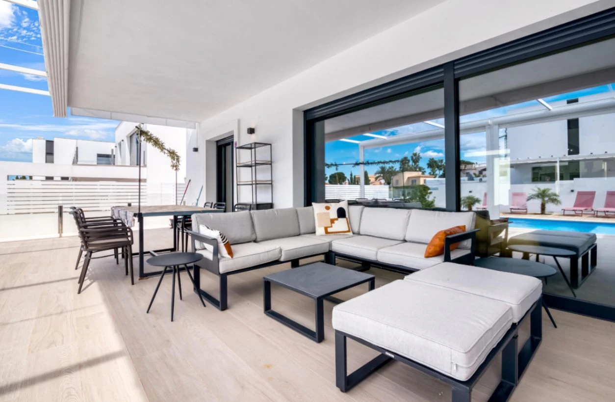 Villa moderna en venta en Dénia con piscina privada, parcela llana y vistas al Montgó