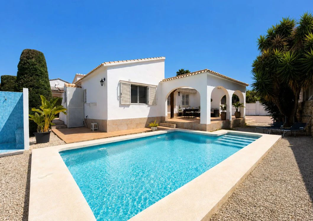 Villa mediterránea reformada en venta en El Montgó, Dénia