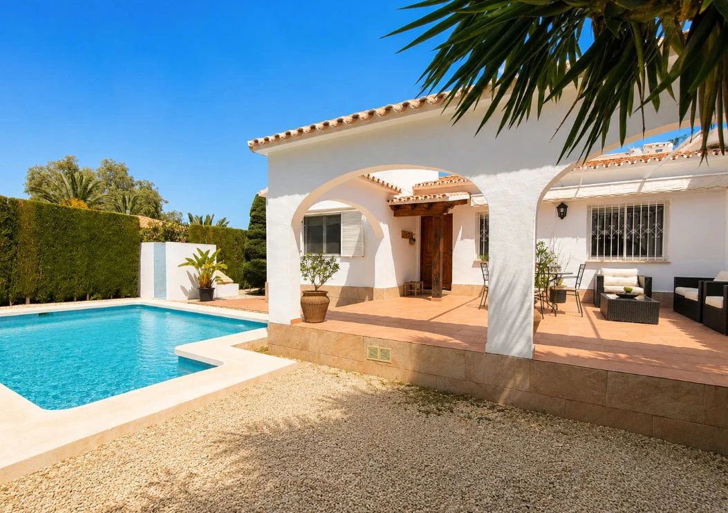 Villa mediterránea reformada en venta en El Montgó, Dénia