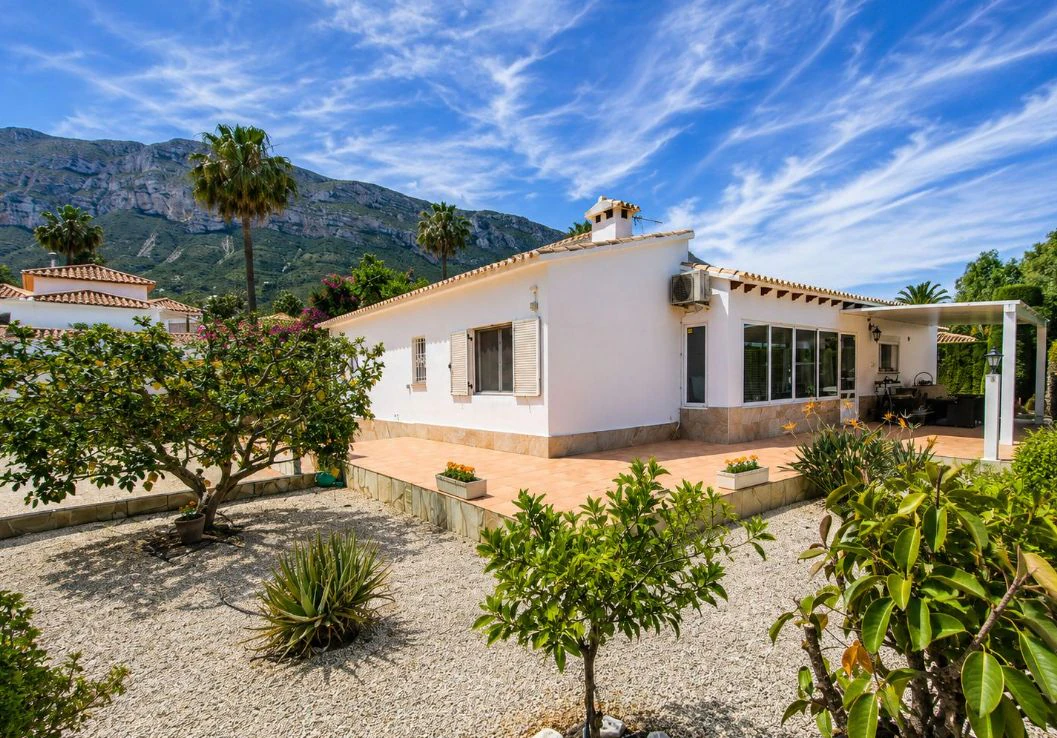 Villa mediterránea reformada en venta en El Montgó, Dénia