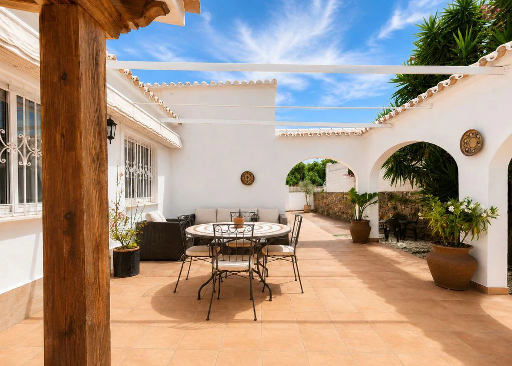 Villa mediterránea reformada en venta en El Montgó, Dénia
