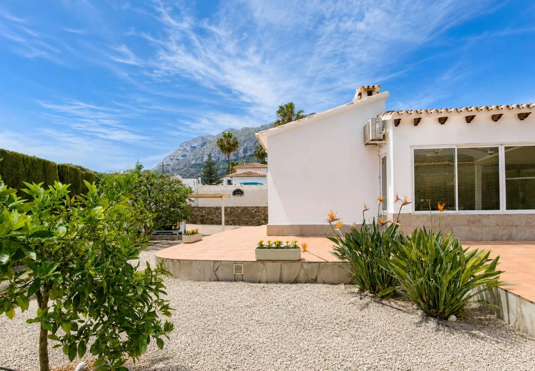 Villa mediterránea reformada en venta en El Montgó, Dénia