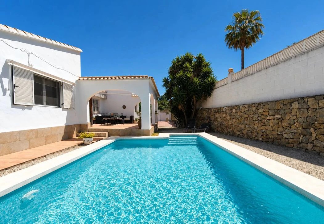 Villa mediterránea reformada en venta en El Montgó, Dénia
