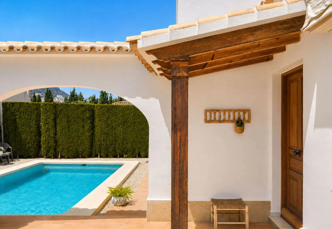 Villa mediterránea reformada en venta en El Montgó, Dénia