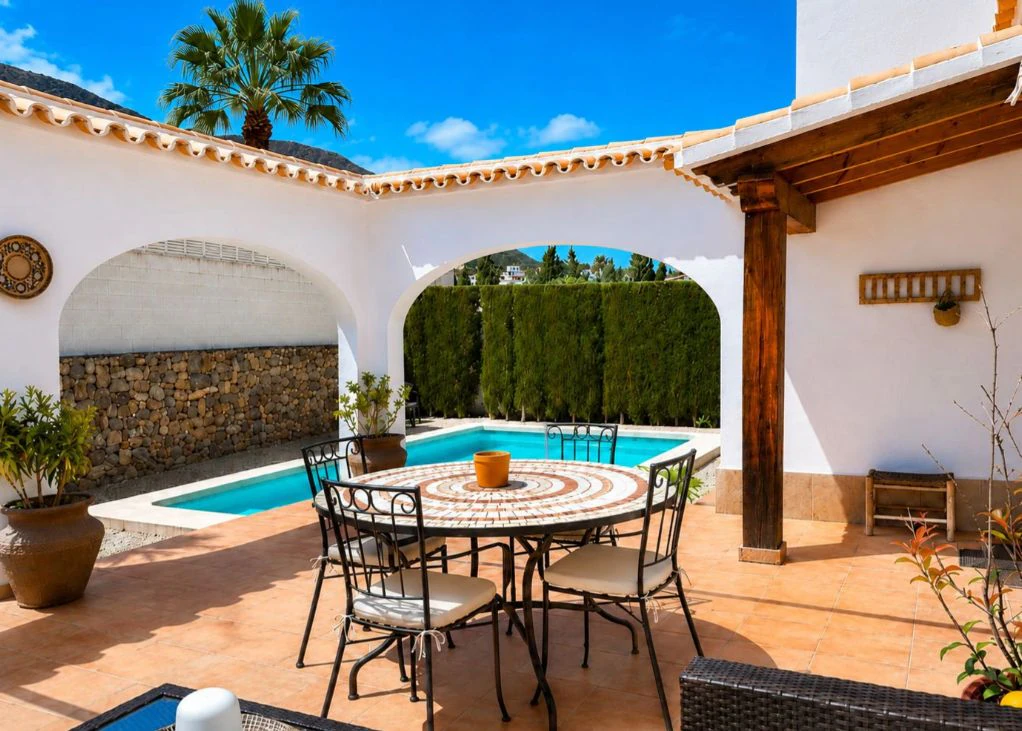 Villa mediterránea reformada en venta en El Montgó, Dénia