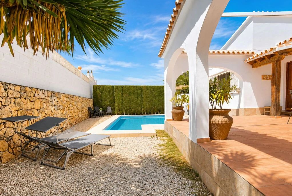 Villa mediterránea reformada en venta en El Montgó, Dénia
