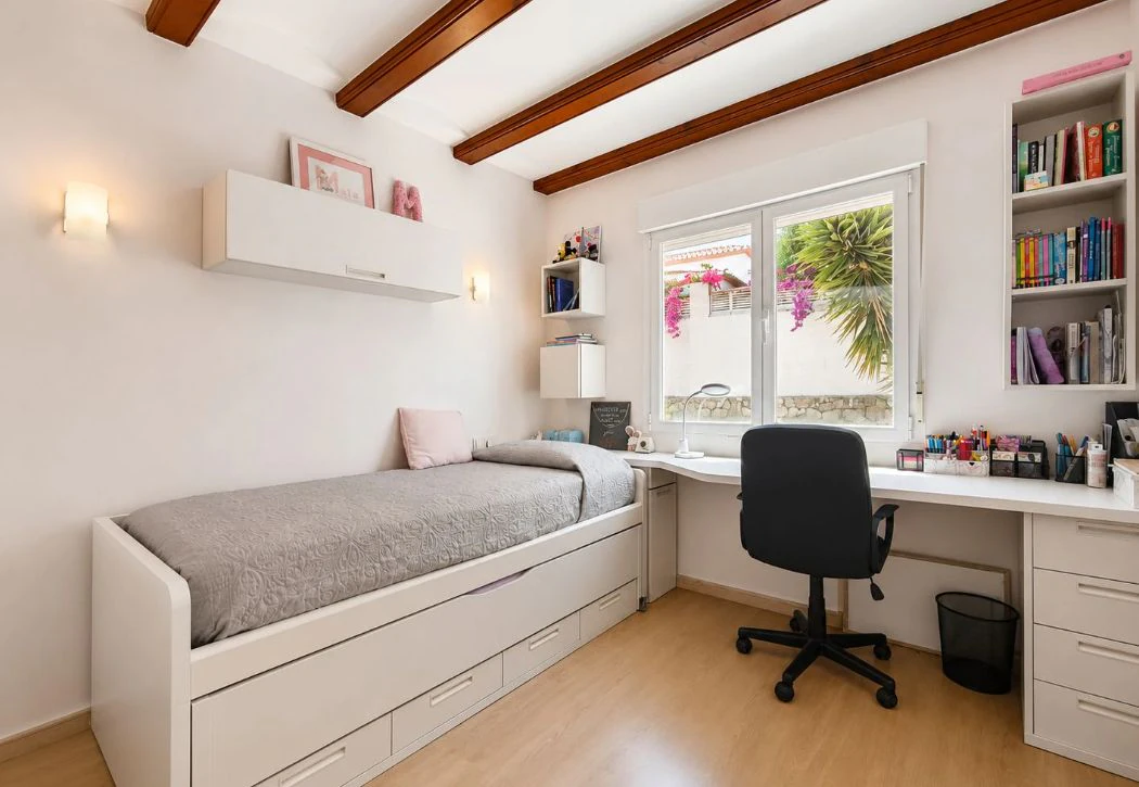 Villa mediterránea reformada en venta en El Montgó, Dénia