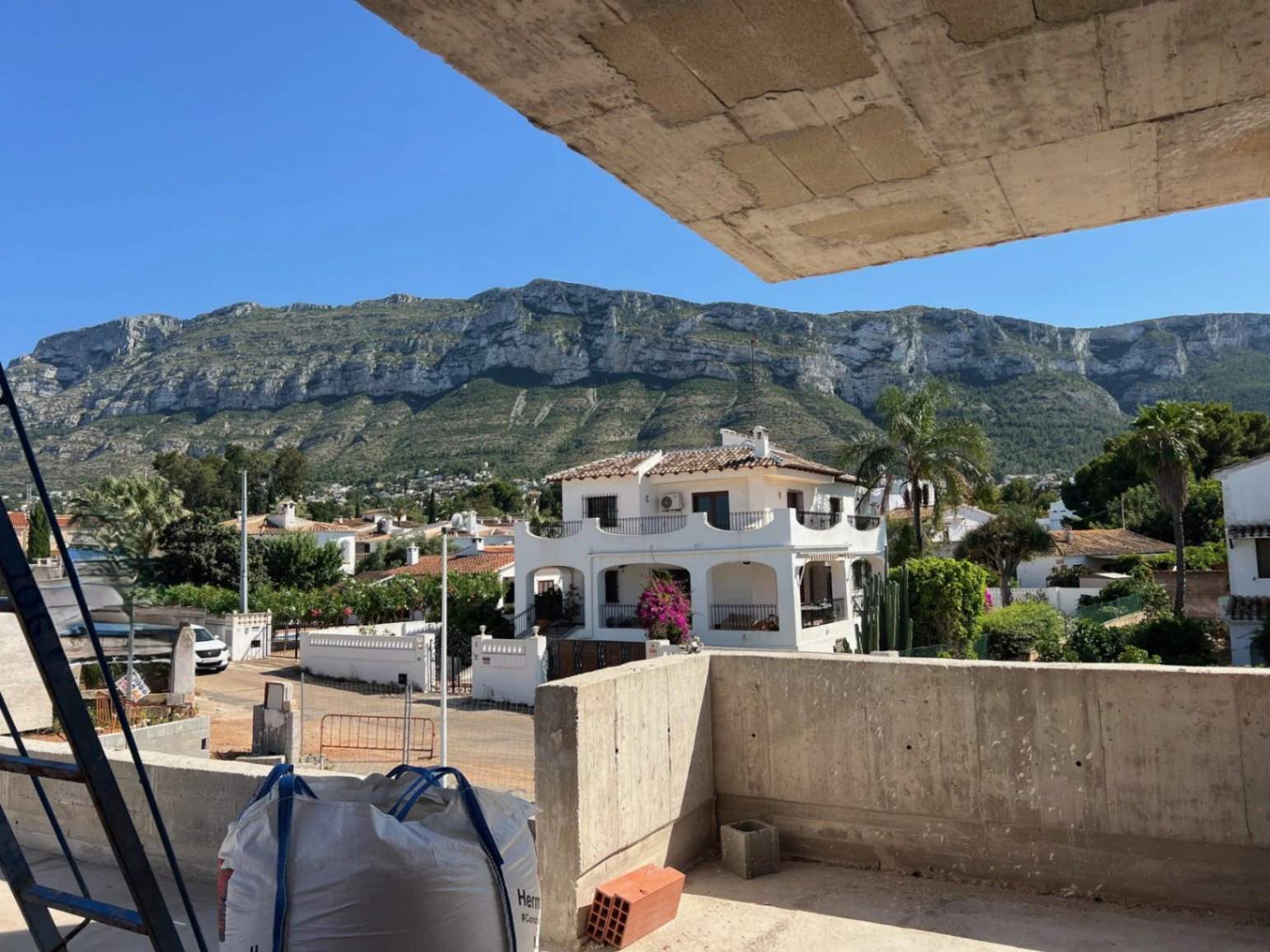 Luxe hedendaagse villa te koop in Dénia – Mediterraan ontwerp en privézwembad in Luxury Village Dénia