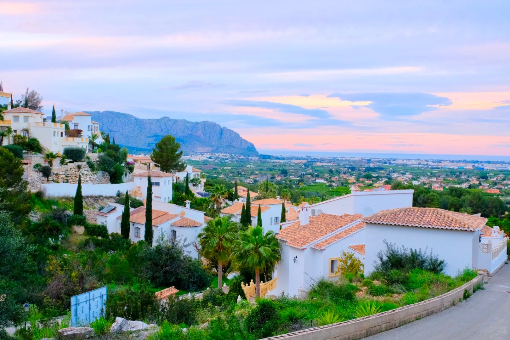 Villa for Sale in Pedreguer with Infinity Pool and Sea Views