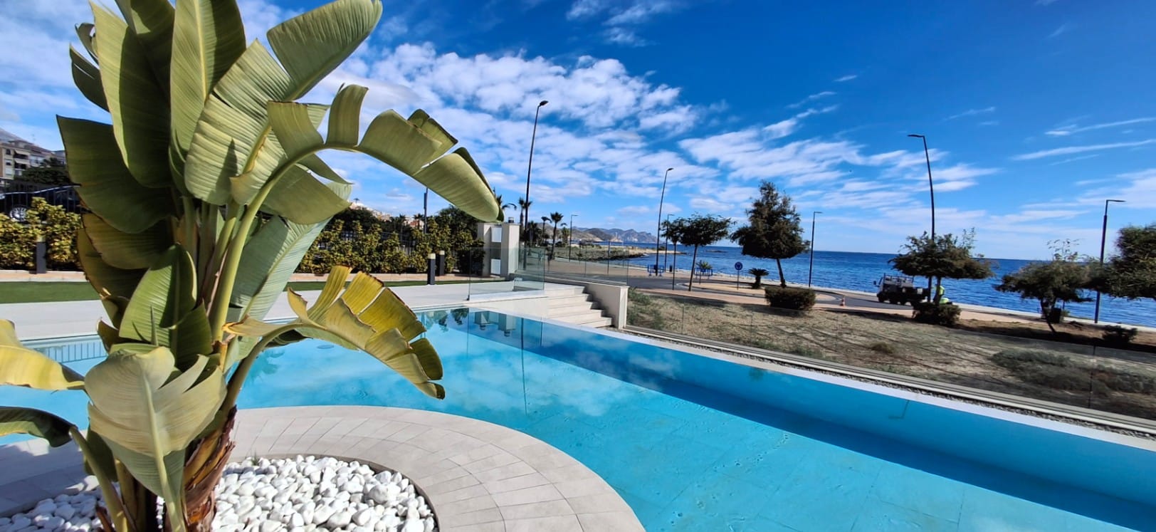 APARTAMENTO DE LUJO EN PRIMERA LÍNEA DE MAR EN VILLAJOYOSA – ALICANTE