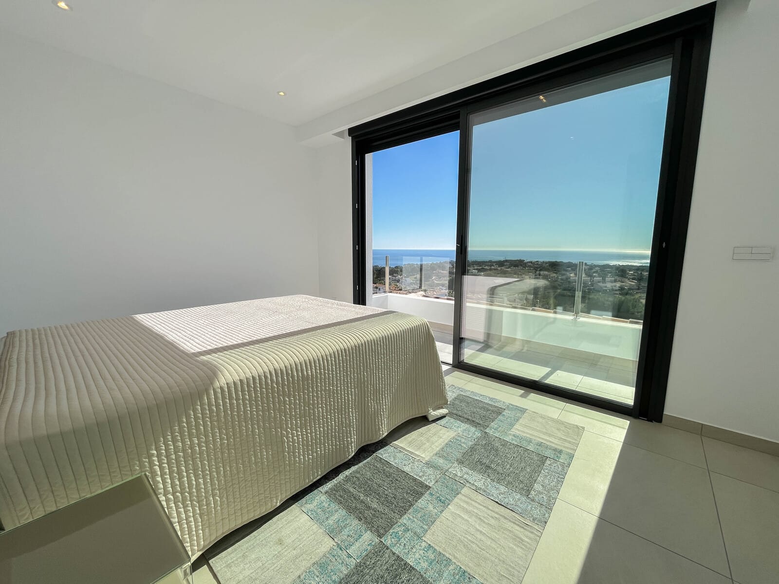VILLA DE ESTILO MODERNO MEDITERRANEO CON VISTAS AL MAR EN CALPE | Construido y Vendido por GH Costa Blanca Real Estate