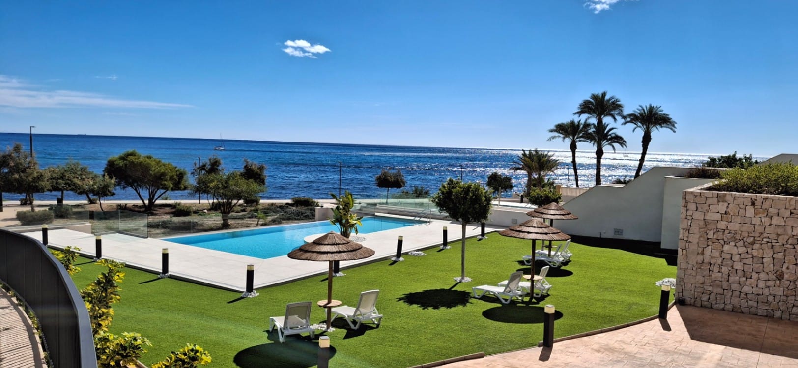 APARTAMENTO DE LUJO EN PRIMERA LÍNEA DE MAR EN VILLAJOYOSA – ALICANTE
