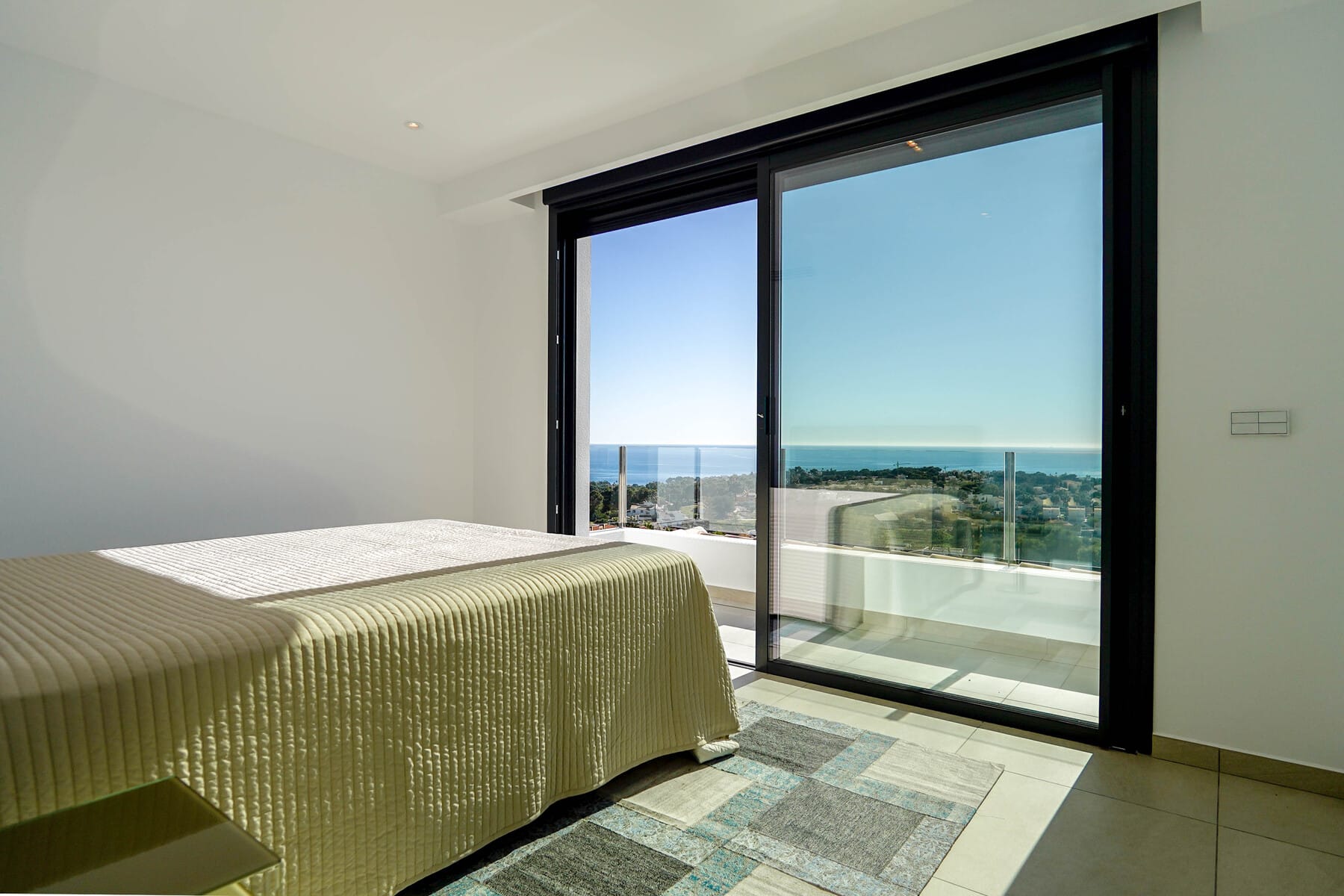 VILLA DE ESTILO MODERNO MEDITERRANEO CON VISTAS AL MAR EN CALPE | Construido y Vendido por GH Costa Blanca Real Estate