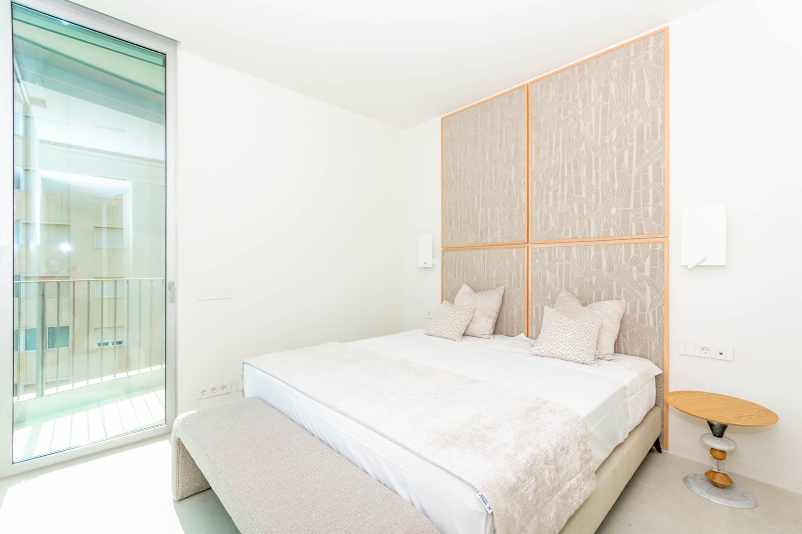 Apartamentos de lujo en primera línea de mar. Grandes espacios interiores.