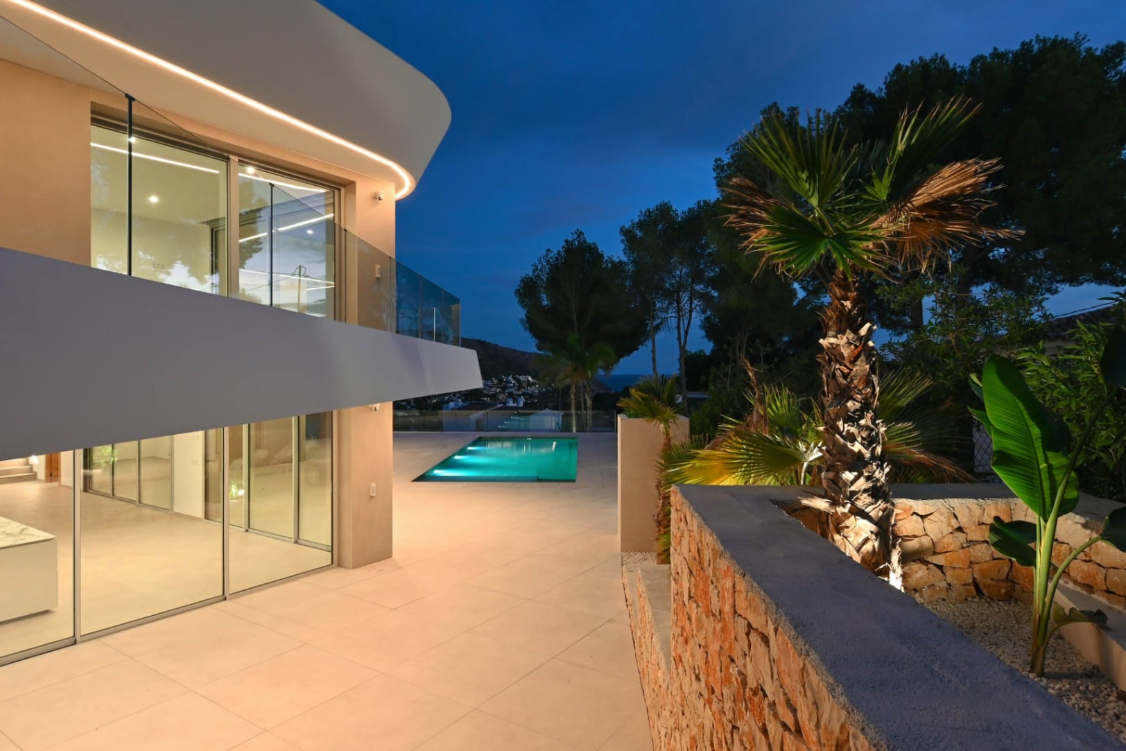VILLA DE LUJO CON VISTAS AL MAR A POCOS MINUTOS DE LA PLAYA EL PORTET EN MORAIRA.