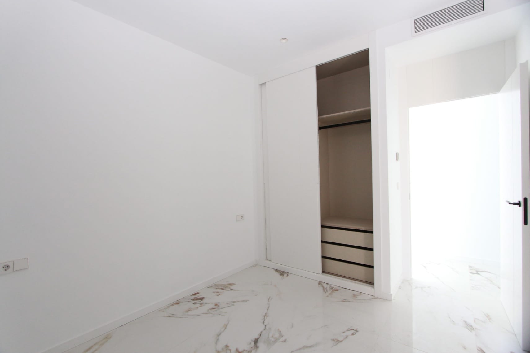 APARTAMENTO DE LUJO EN PRIMERA LÍNEA DE MAR EN VILLAJOYOSA – ALICANTE