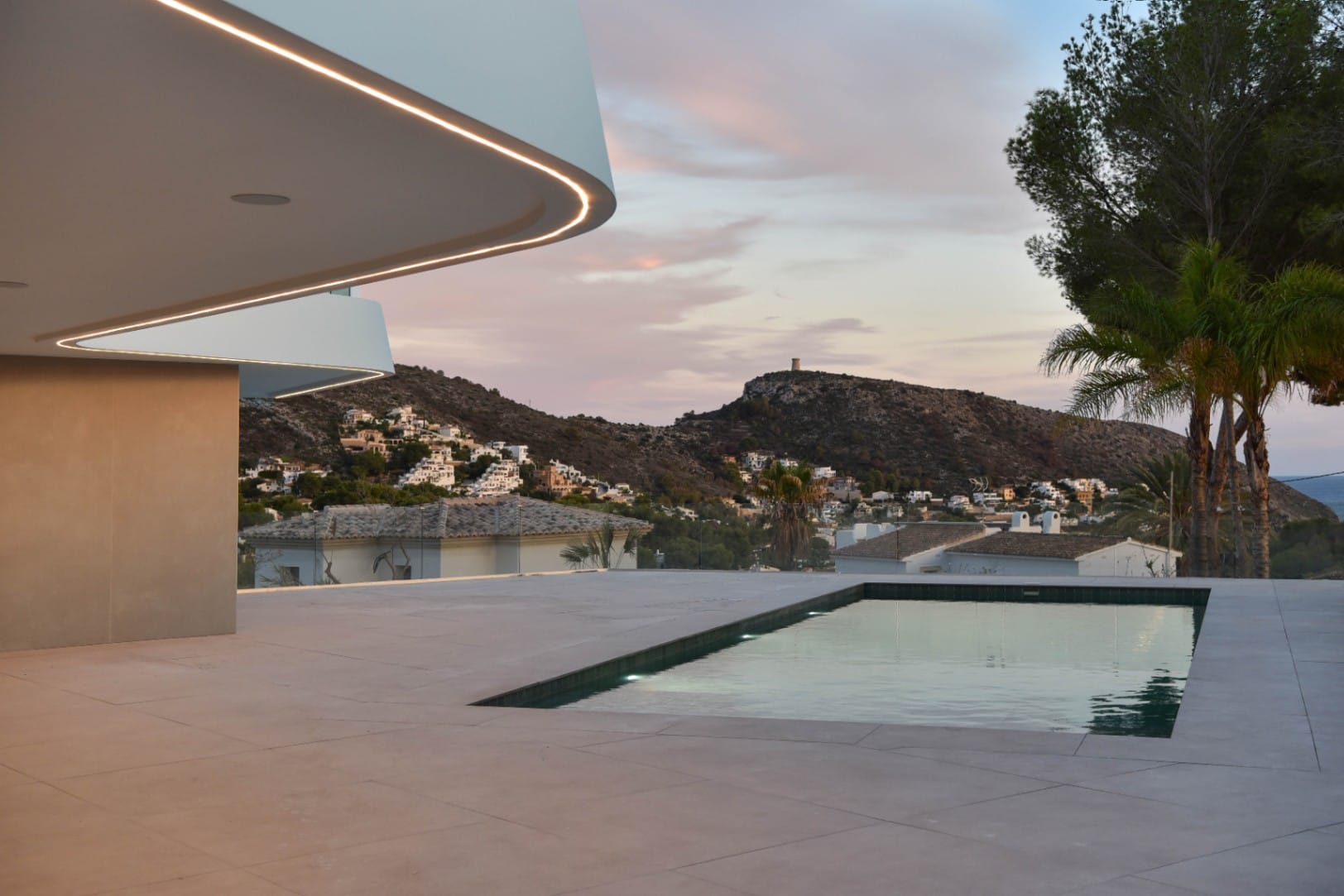 VILLA DE LUJO CON VISTAS AL MAR A POCOS MINUTOS DE LA PLAYA EL PORTET EN MORAIRA.
