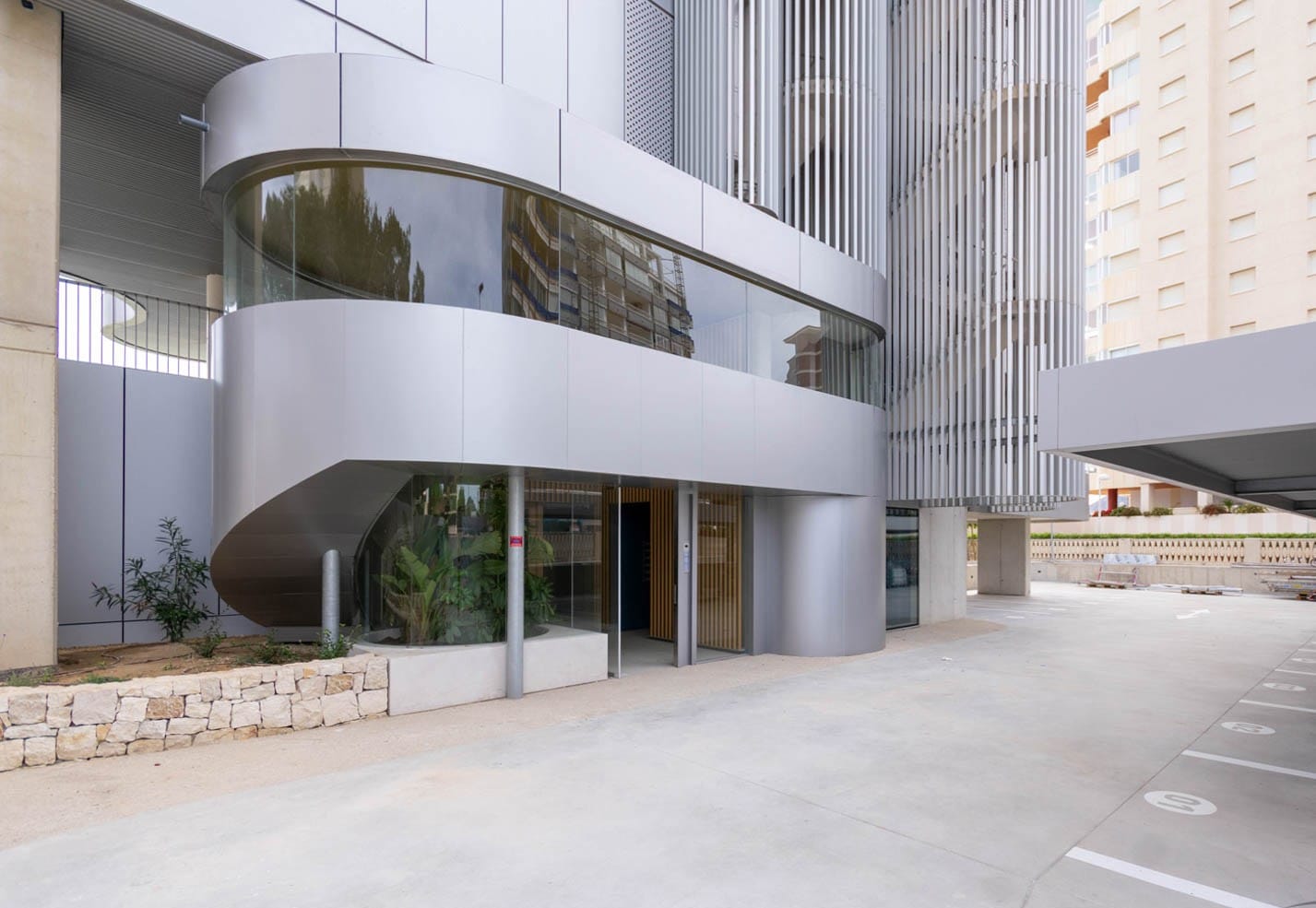 Apartamentos de lujo en primera línea de mar. Grandes espacios interiores.