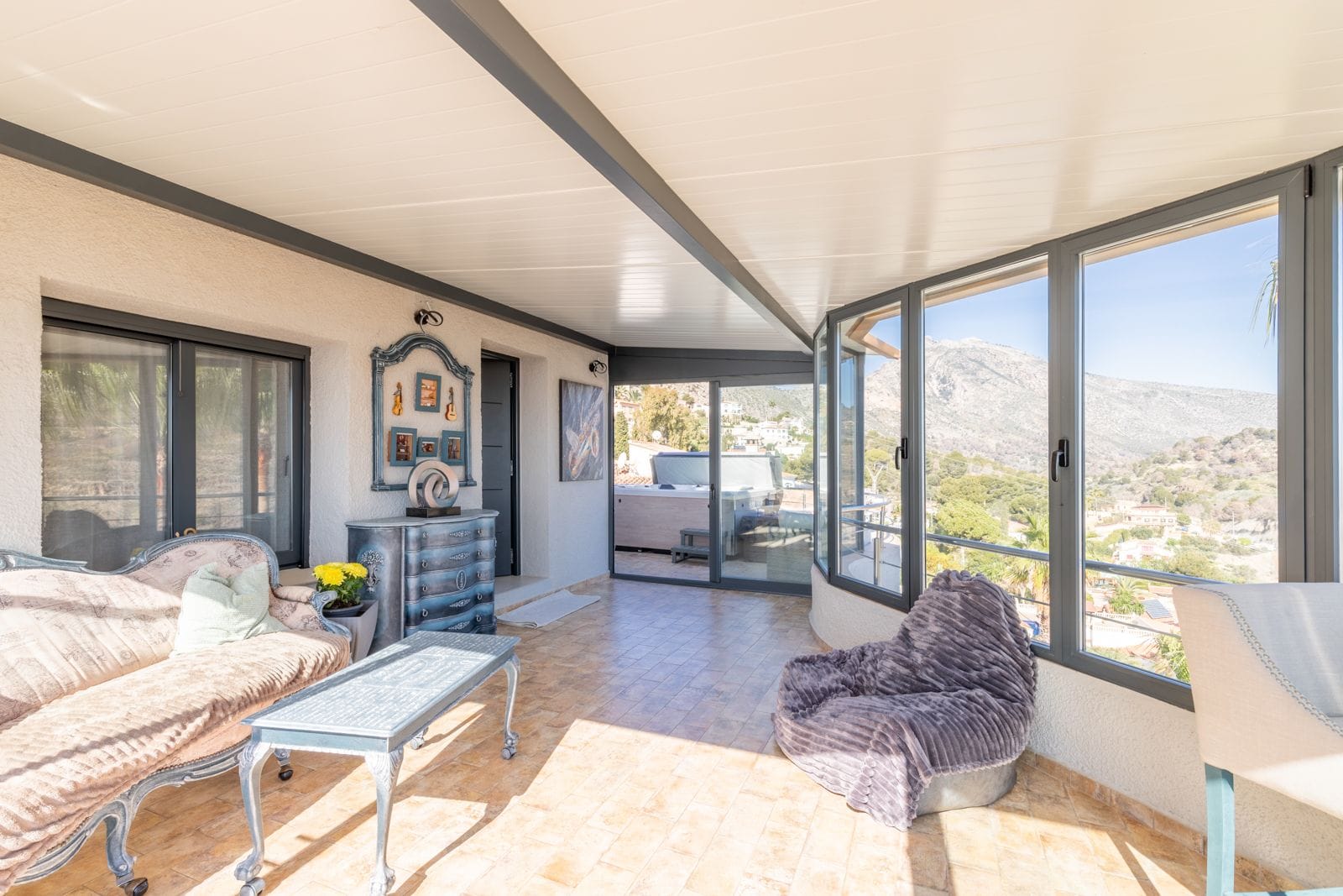Villa moderna con vistas al mar a la venta en Calpe