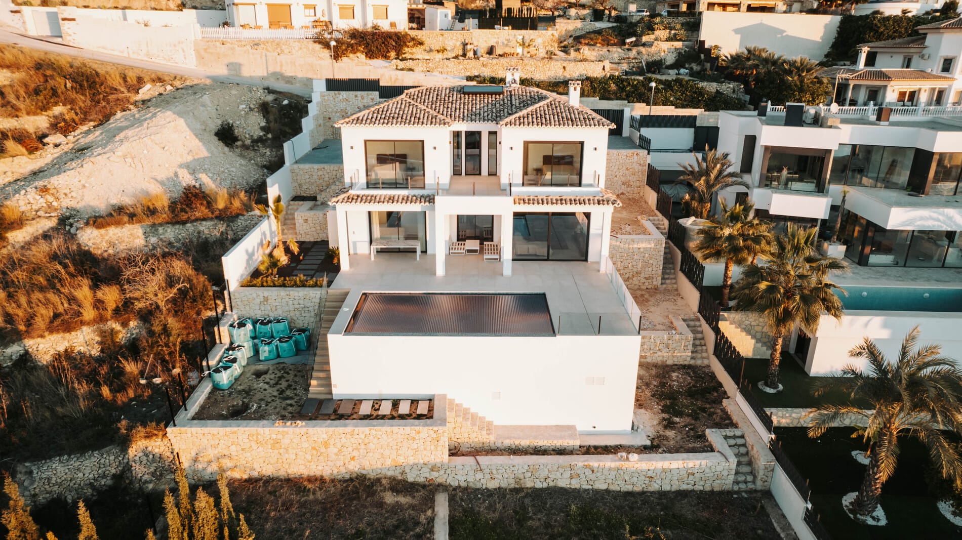 VILLA DE ESTILO MODERNO MEDITERRANEO CON VISTAS AL MAR EN CALPE | Construido y Vendido por GH Costa Blanca Real Estate