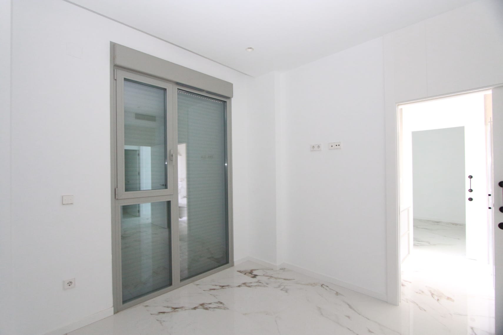 APARTAMENTO DE LUJO EN PRIMERA LÍNEA DE MAR EN VILLAJOYOSA – ALICANTE