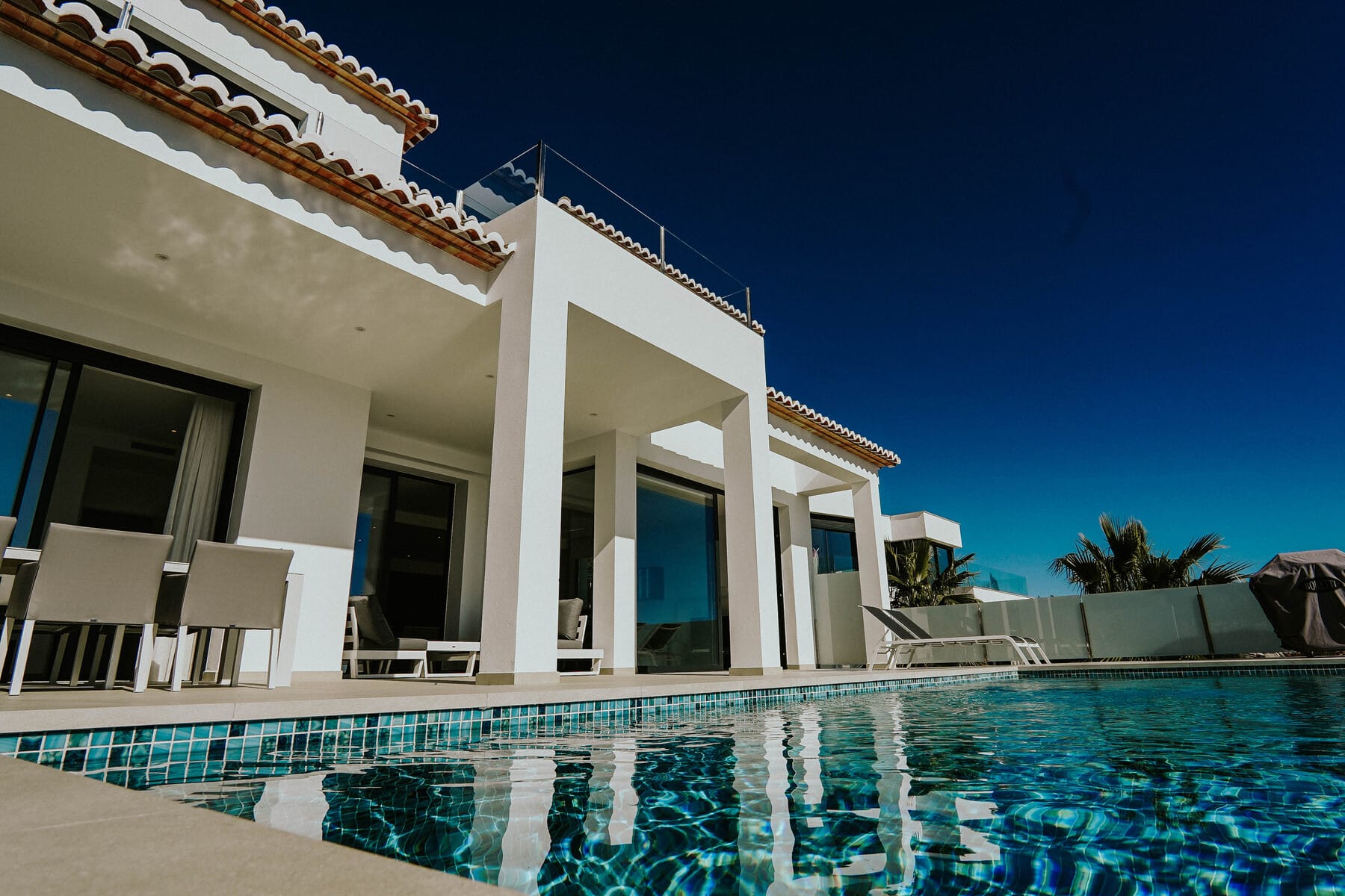 VILLA DE ESTILO MODERNO MEDITERRANEO CON VISTAS AL MAR EN CALPE | Construido y Vendido por GH Costa Blanca Real Estate