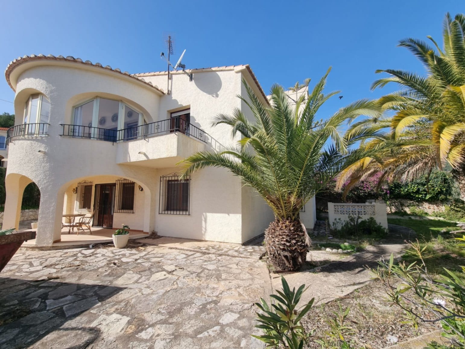 VILLA INDEPENDIENTE EN EL ENCANTADOR PUERTO BLANCO DE CALPE CON VISTAS AL PEÑÓN DE IFACH