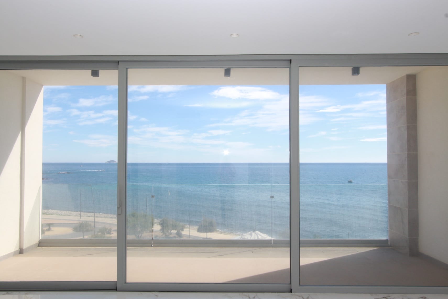APARTAMENTO DE LUJO EN PRIMERA LÍNEA DE MAR EN VILLAJOYOSA – ALICANTE