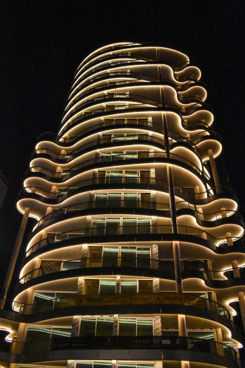 Apartamentos de lujo en primera línea de mar. Grandes espacios interiores.