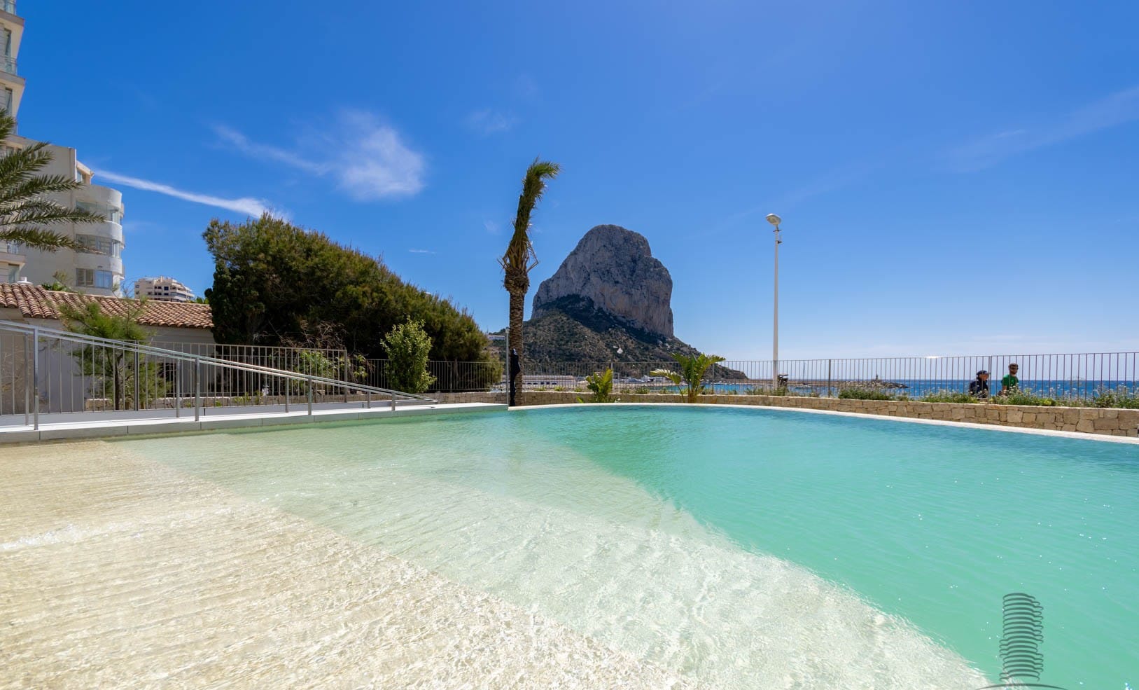 Apartamentos de lujo en primera línea de mar. Grandes espacios interiores.