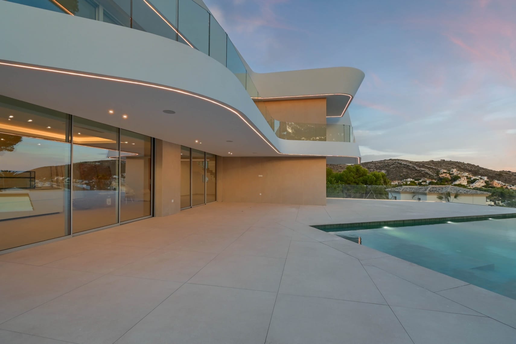 VILLA DE LUJO CON VISTAS AL MAR A POCOS MINUTOS DE LA PLAYA EL PORTET EN MORAIRA.