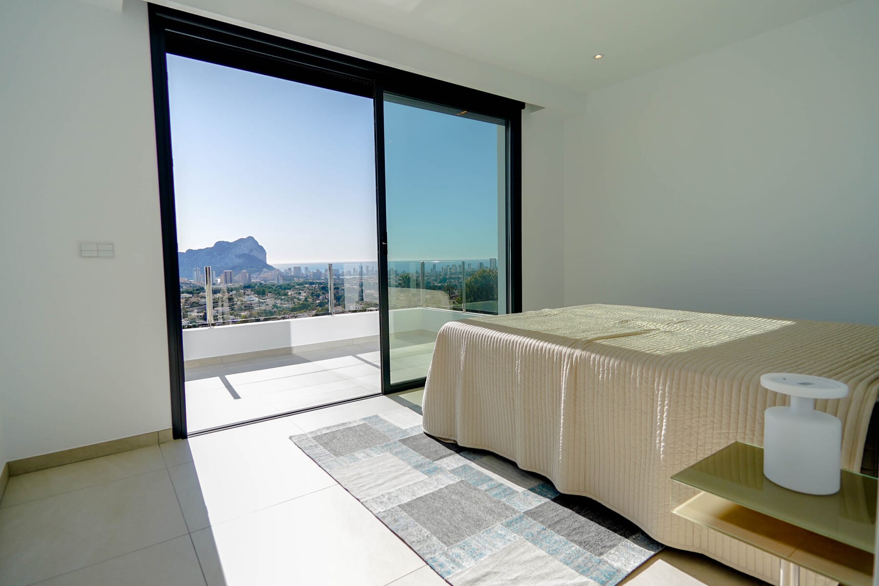 VILLA DE ESTILO MODERNO MEDITERRANEO CON VISTAS AL MAR EN CALPE | Construido y Vendido por GH Costa Blanca Real Estate