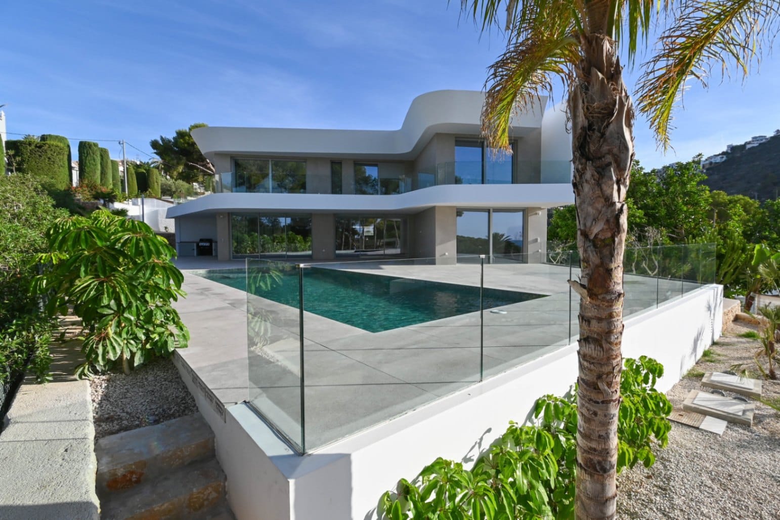 VILLA DE LUJO CON VISTAS AL MAR A POCOS MINUTOS DE LA PLAYA EL PORTET EN MORAIRA.