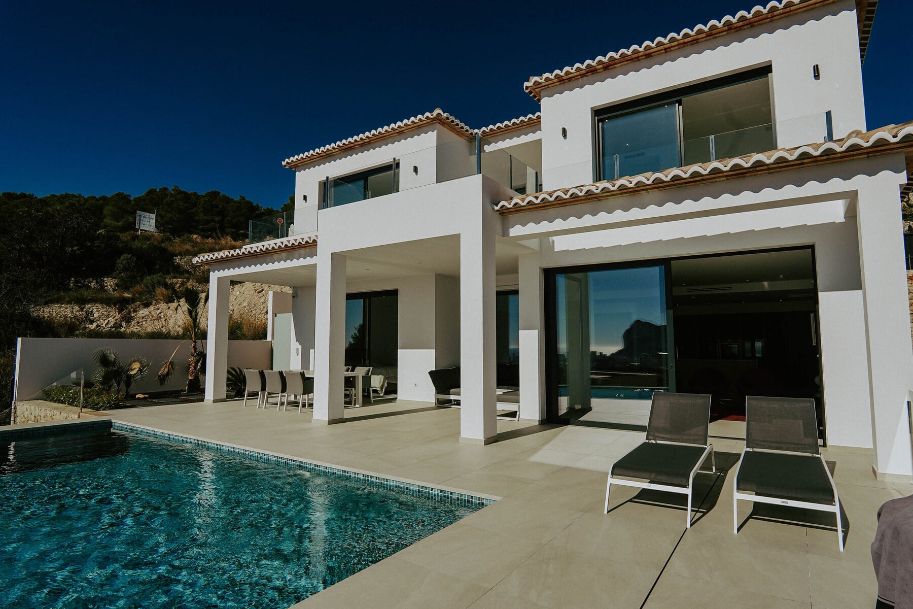 VILLA DE ESTILO MODERNO MEDITERRANEO CON VISTAS AL MAR EN CALPE | Construido y Vendido por GH Costa Blanca Real Estate
