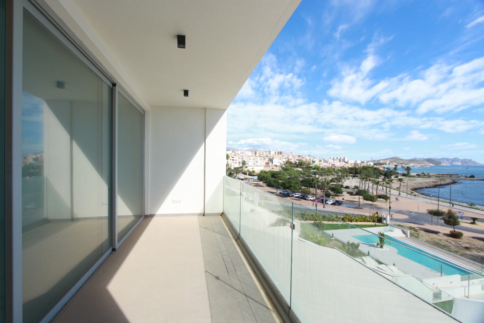 APARTAMENTO DE LUJO EN PRIMERA LÍNEA DE MAR EN VILLAJOYOSA – ALICANTE