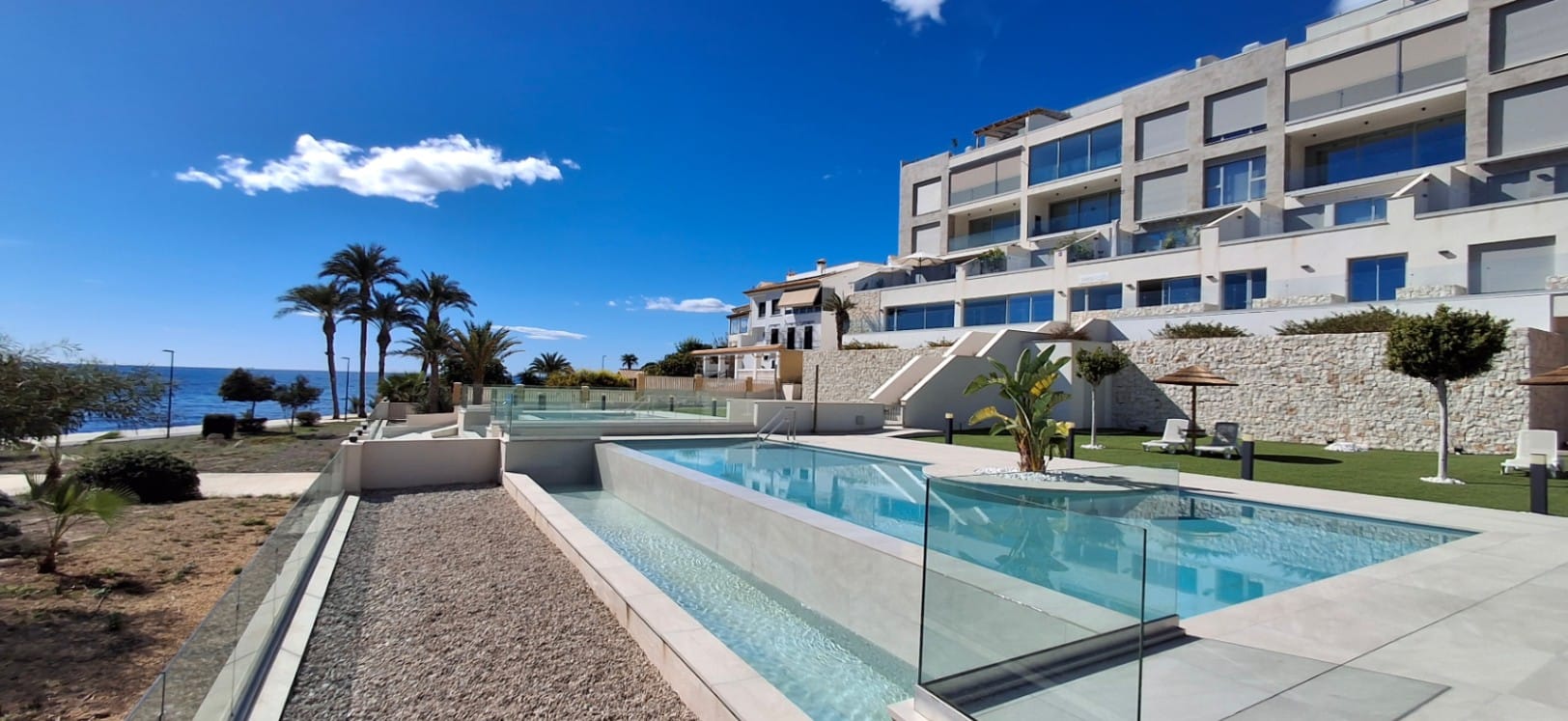 APARTAMENTO DE LUJO EN PRIMERA LÍNEA DE MAR EN VILLAJOYOSA – ALICANTE