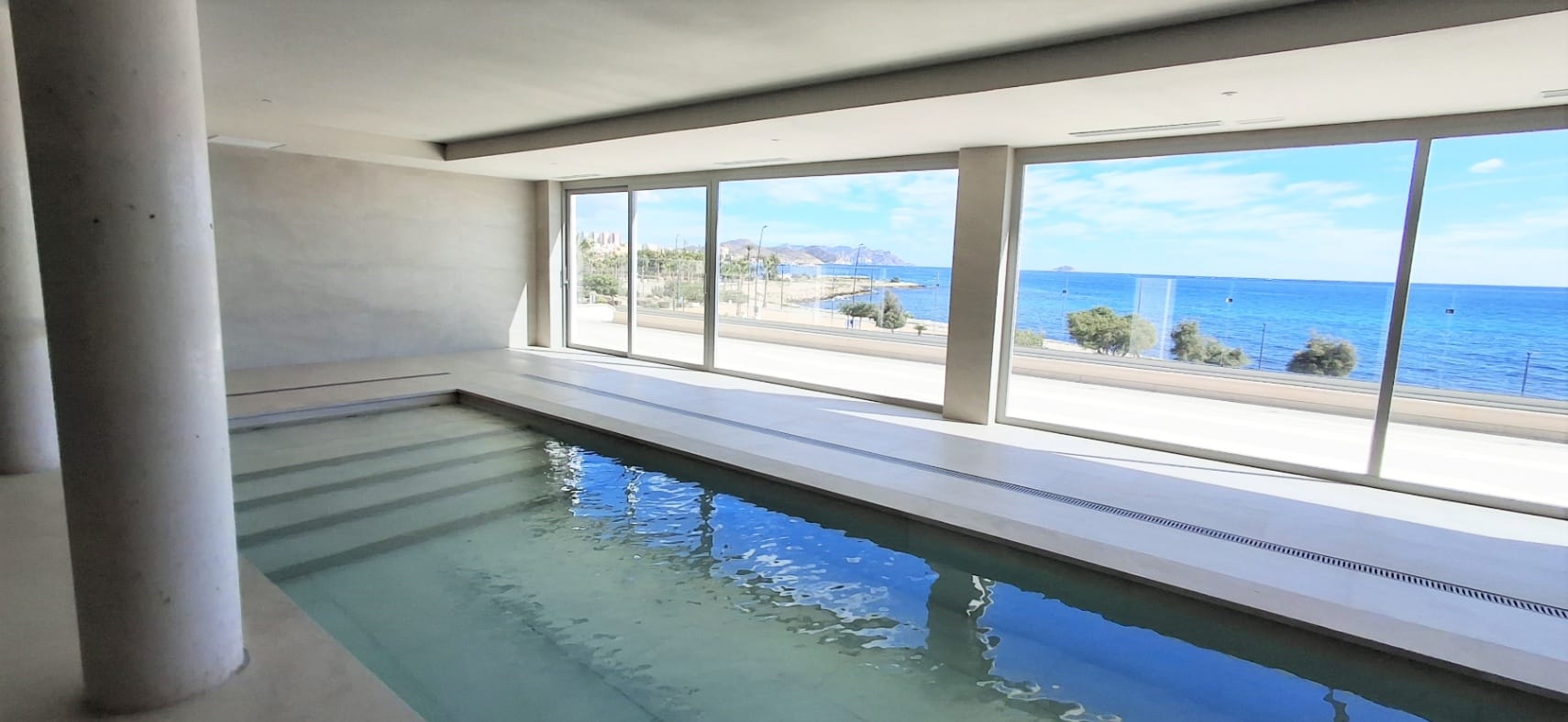 APARTAMENTO DE LUJO EN PRIMERA LÍNEA DE MAR EN VILLAJOYOSA – ALICANTE