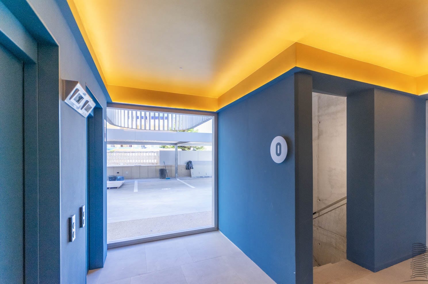 Apartamentos de lujo en primera línea de mar. Grandes espacios interiores.