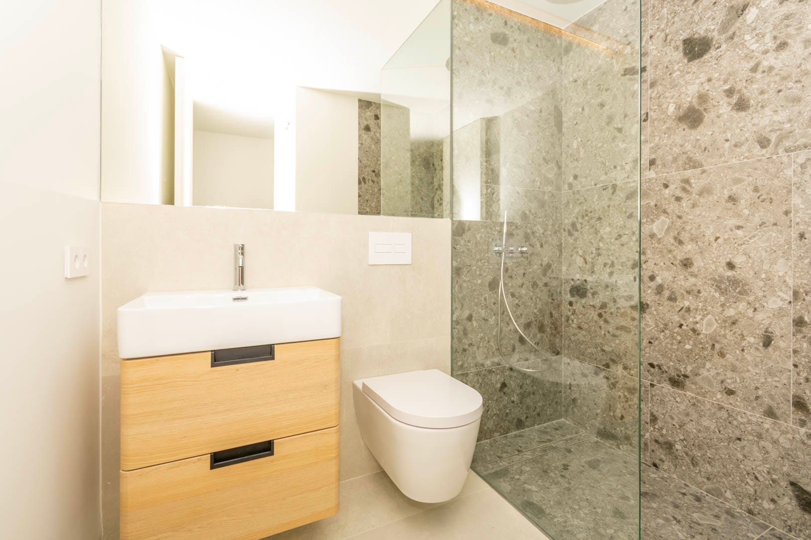 Apartamentos de lujo en primera línea de mar. Grandes espacios interiores.