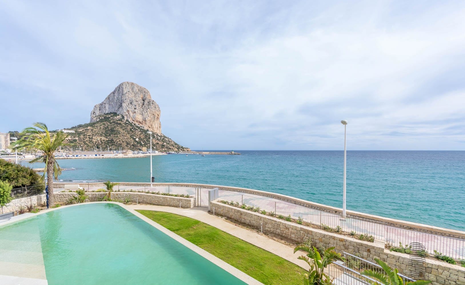 Apartamentos de lujo en primera línea de mar. Grandes espacios interiores.