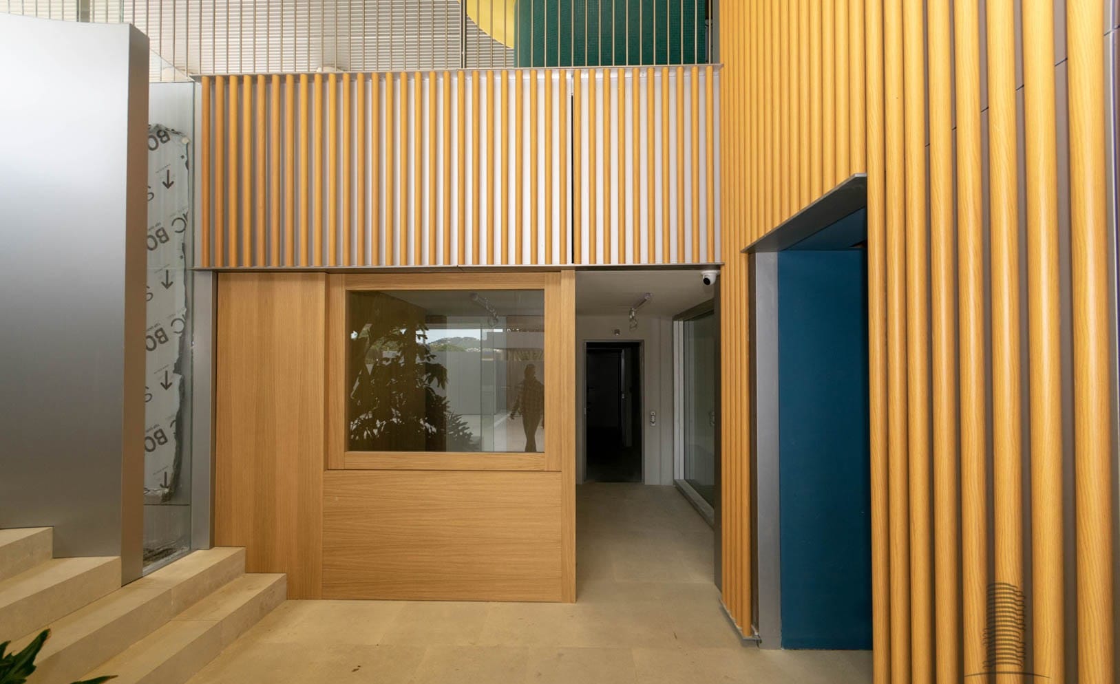 Apartamentos de lujo en primera línea de mar. Grandes espacios interiores.