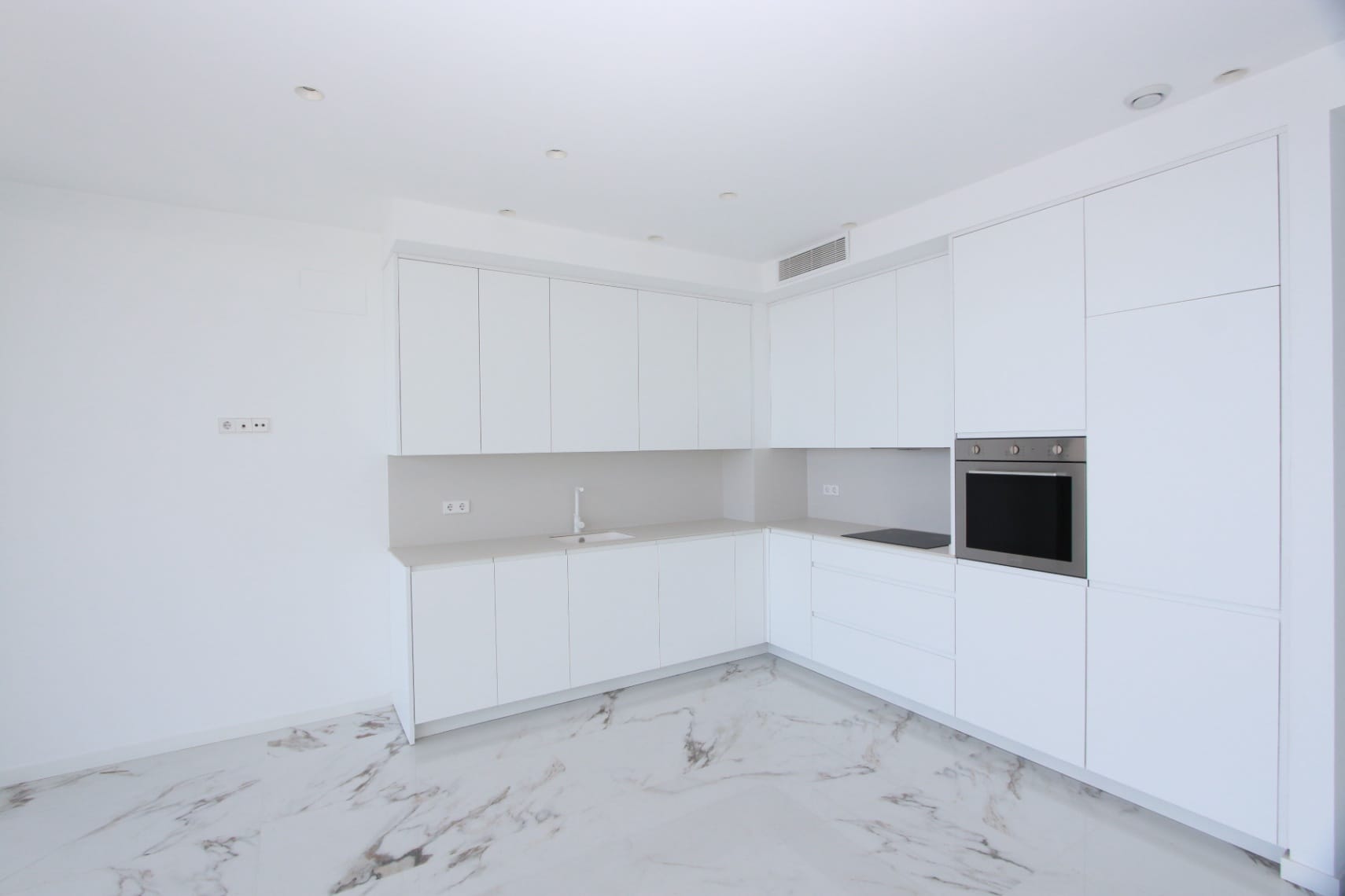 APARTAMENTO DE LUJO EN PRIMERA LÍNEA DE MAR EN VILLAJOYOSA – ALICANTE